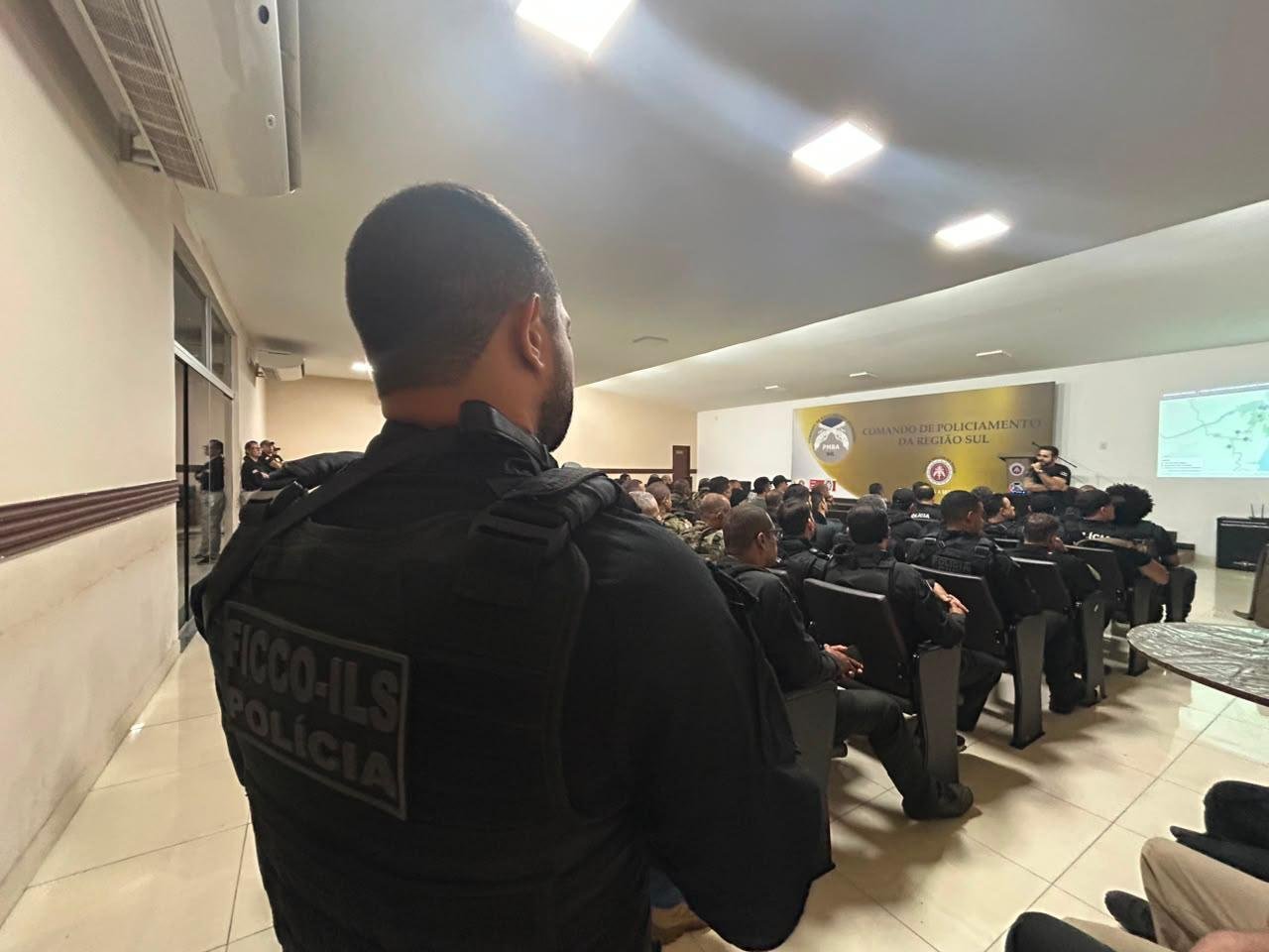 OPERAÇÃO CONTRA FACÇÃO MOBILIZA CERCA DE 150 POLICIAIS EM ITACARÉ OPERAÇÃO CONTRA FACÇÃO MOBILIZA CERCA DE 150 POLICIAIS EM ITACARÉ