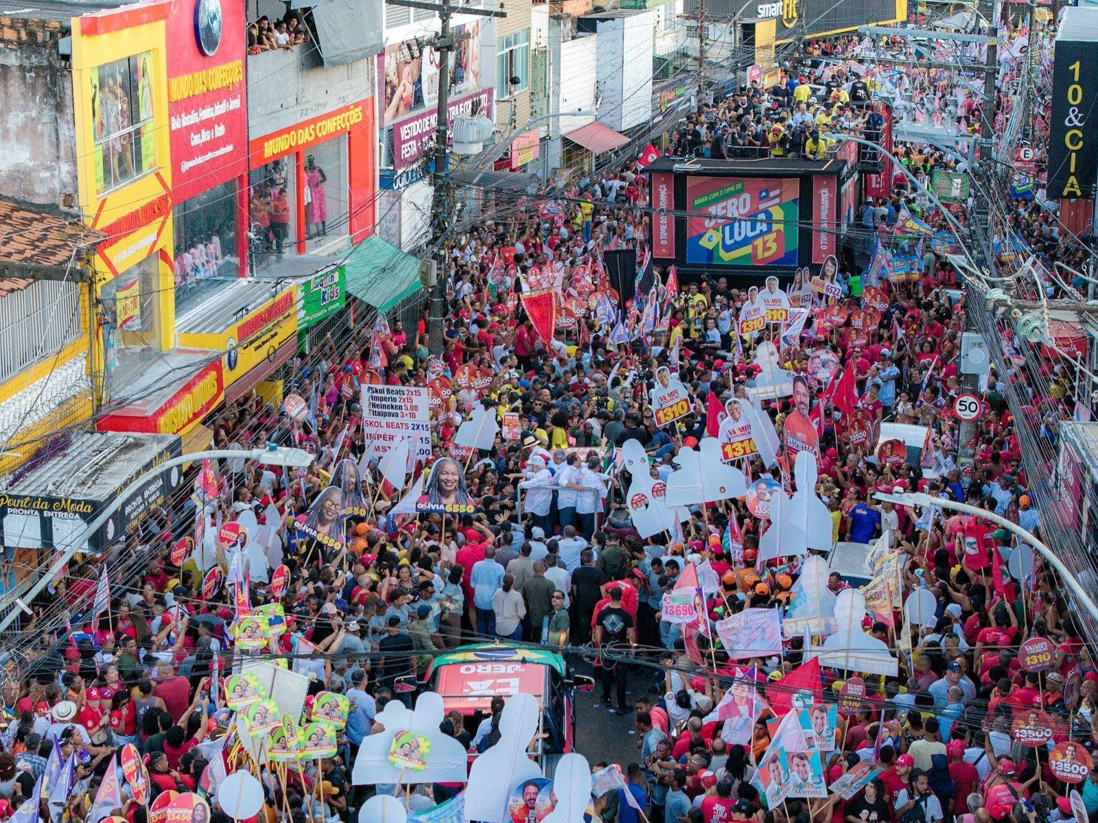 LULA E JERÔNIMO ARRASTAM 20 MIL PESSOAS NA LIBERDADE E MOSTRAM GRANDE FORÇA EM SALVADOR LULA E JERÔNIMO ARRASTAM 20 MIL PESSOAS NA LIBERDADE E MOSTRAM GRANDE FORÇA EM SALVADOR
