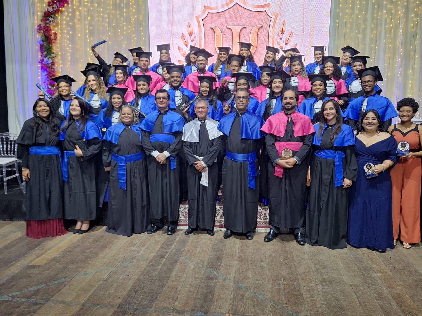 FORMATURA EM ILHÉUS REUNIU NOVOS BACHARÉIS EM ADMINISTRAÇÃO, ARQUITETURA, CONTÁBEIS E PSICOLOGIA FORMATURA EM ILHÉUS REUNIU NOVOS BACHARÉIS EM ADMINISTRAÇÃO, ARQUITETURA, CONTÁBEIS E PSICOLOGIA