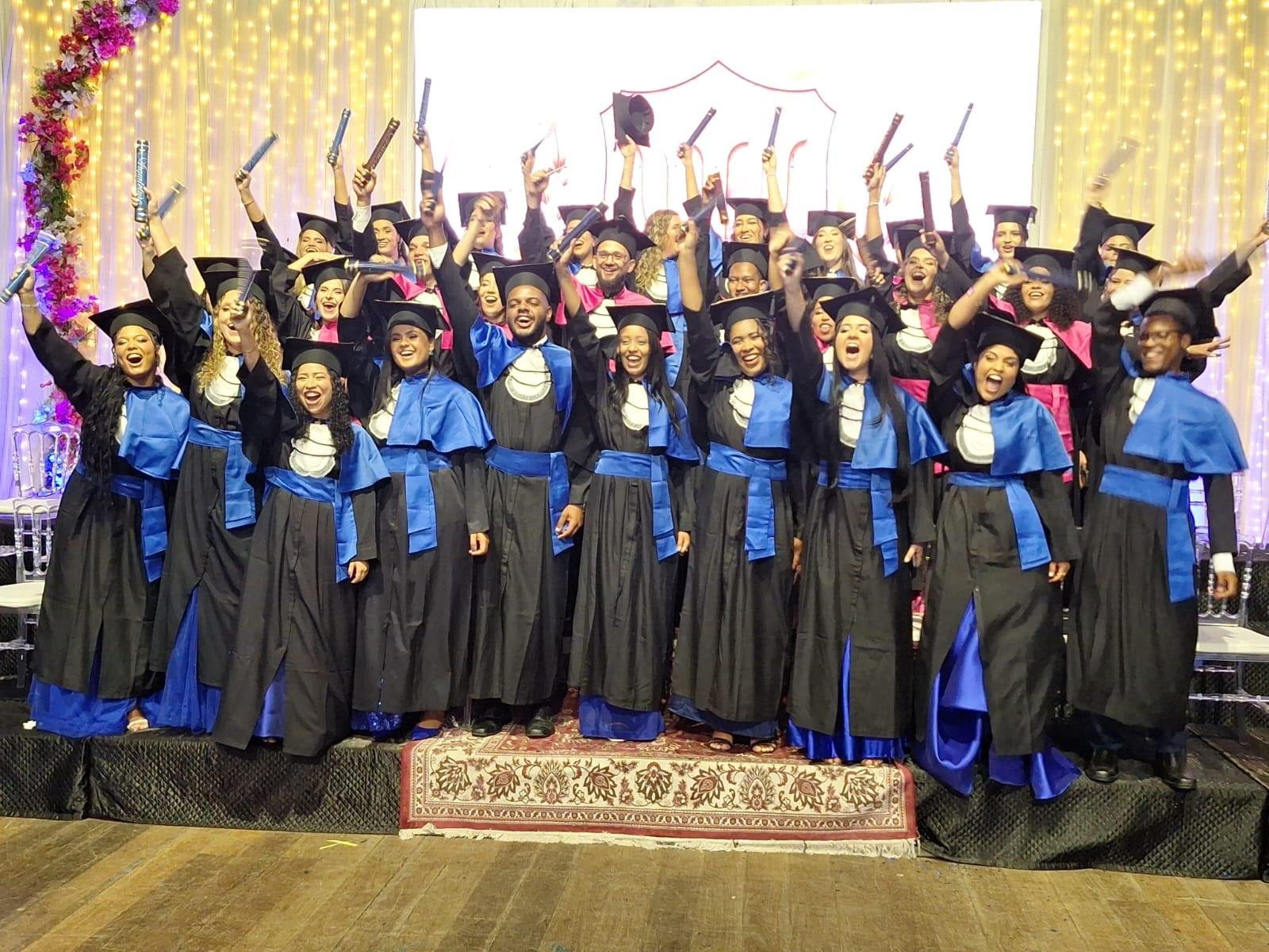 FORMATURA EM ILHÉUS REUNIU NOVOS BACHARÉIS EM ADMINISTRAÇÃO, ARQUITETURA, CONTÁBEIS E PSICOLOGIA FORMATURA EM ILHÉUS REUNIU NOVOS BACHARÉIS EM ADMINISTRAÇÃO, ARQUITETURA, CONTÁBEIS E PSICOLOGIA