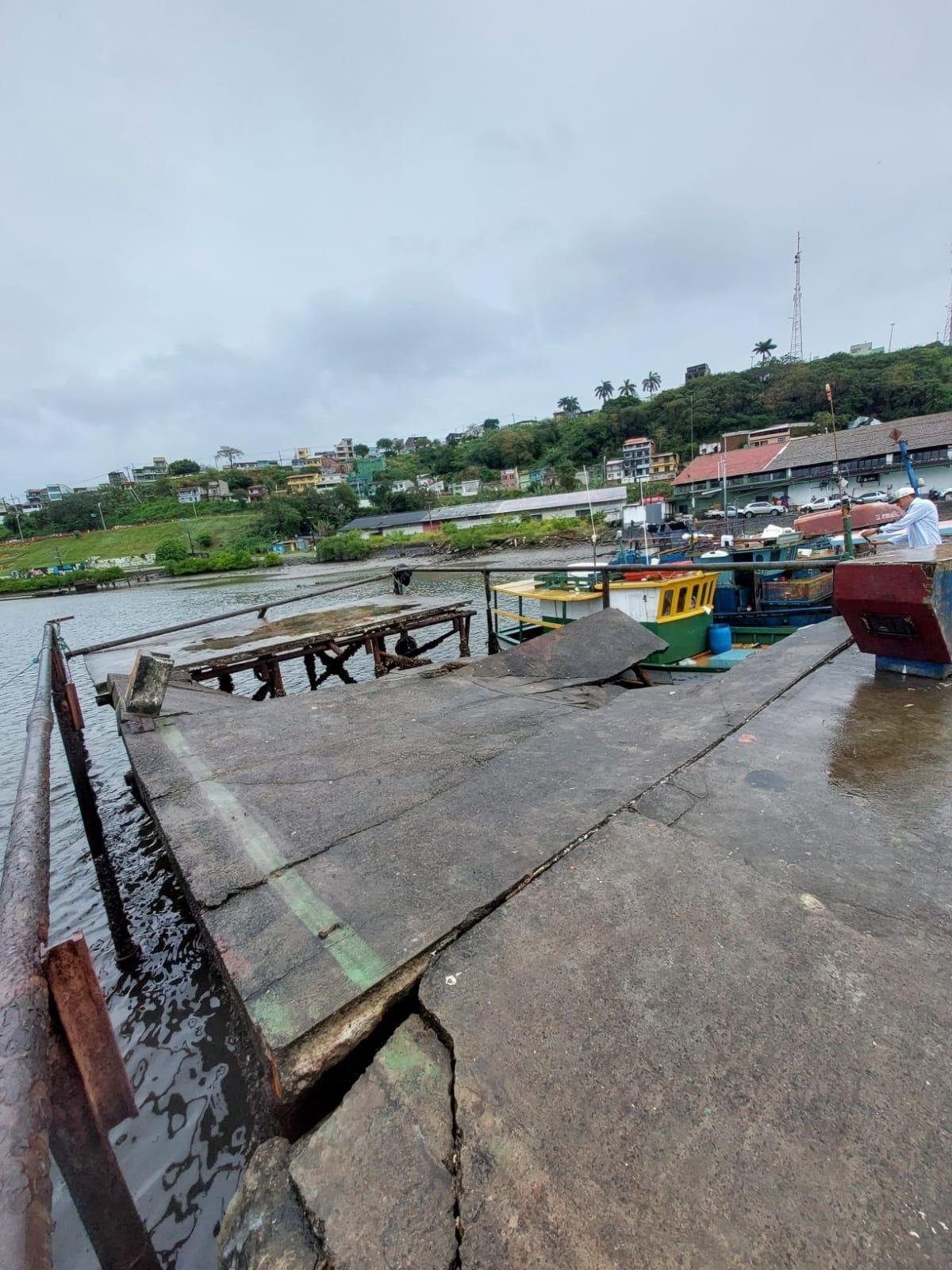 TRABALHADORES DENUNCIAM ABANDONO DO TERMINAL PESQUEIRO DE ILHÉUS E FALTA DE APOIO DO GOVERNO DO ESTADO: “ESTÁ TUDO EM RUÍNAS” TRABALHADORES DENUNCIAM ABANDONO DO TERMINAL PESQUEIRO DE ILHÉUS E FALTA DE APOIO DO GOVERNO DO ESTADO: “ESTÁ TUDO EM RUÍNAS”