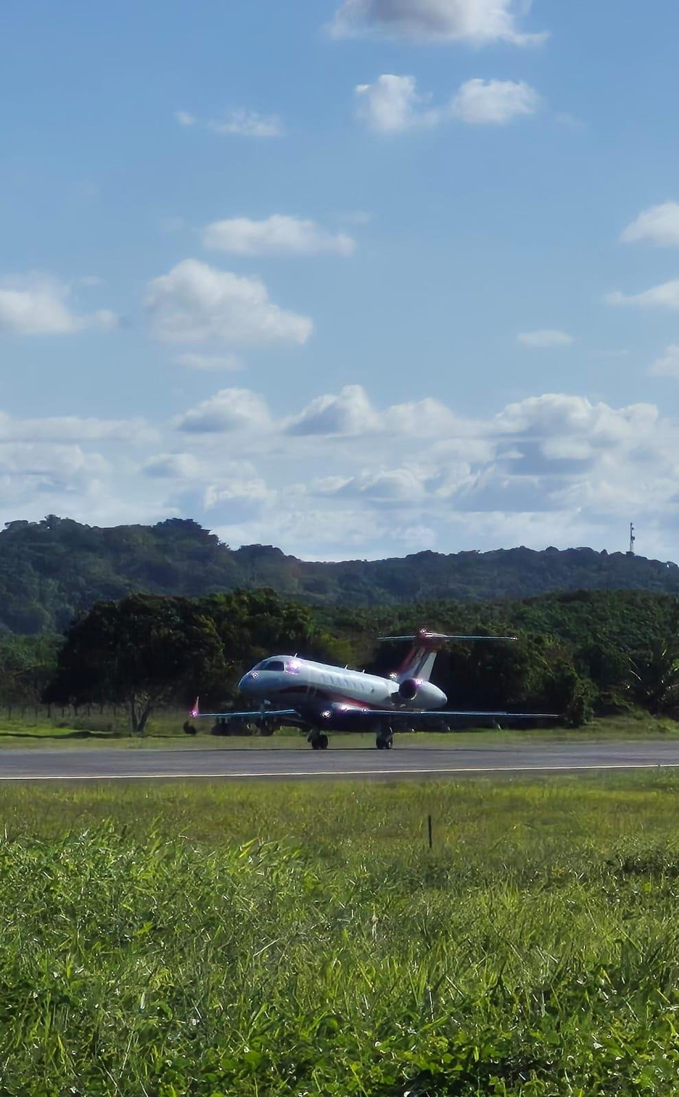 AVIÃO DA FAB SOBREVOA AEROPORTO DE ILHÉUS E LEVANTA EXPECTATIVA SOBRE TESTES COM SISTEMA DE GPS AVIÃO DA FAB SOBREVOA AEROPORTO DE ILHÉUS E LEVANTA EXPECTATIVA SOBRE TESTES COM SISTEMA DE GPS
