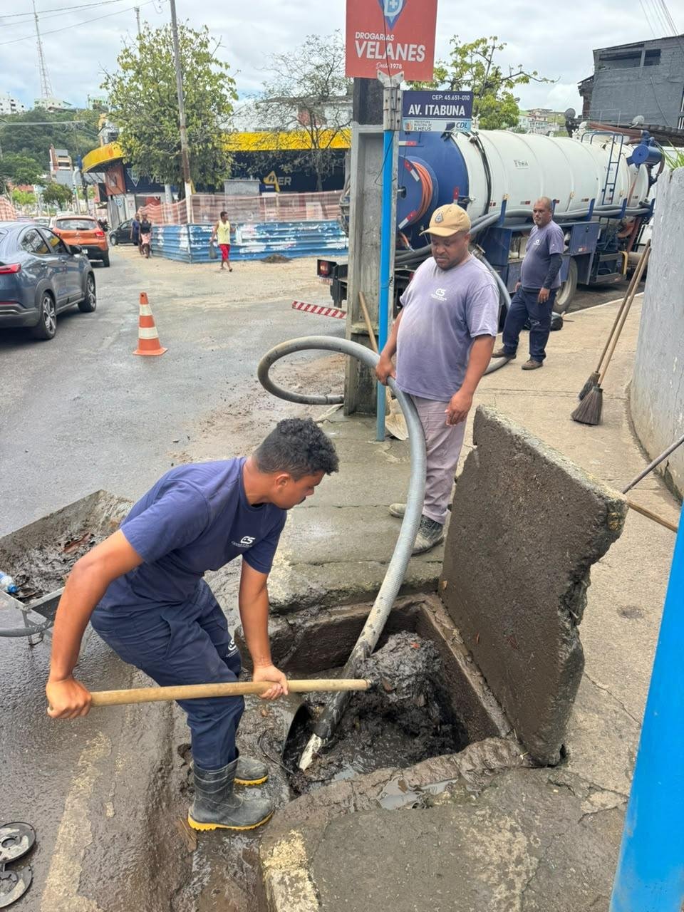 PREFEITURA DE ILHÉUS MANTÉM LIMPEZA DE BUEIROS E REFORÇA EQUIPES DURANTE PERÍODO DE FORTES CHUVAS 