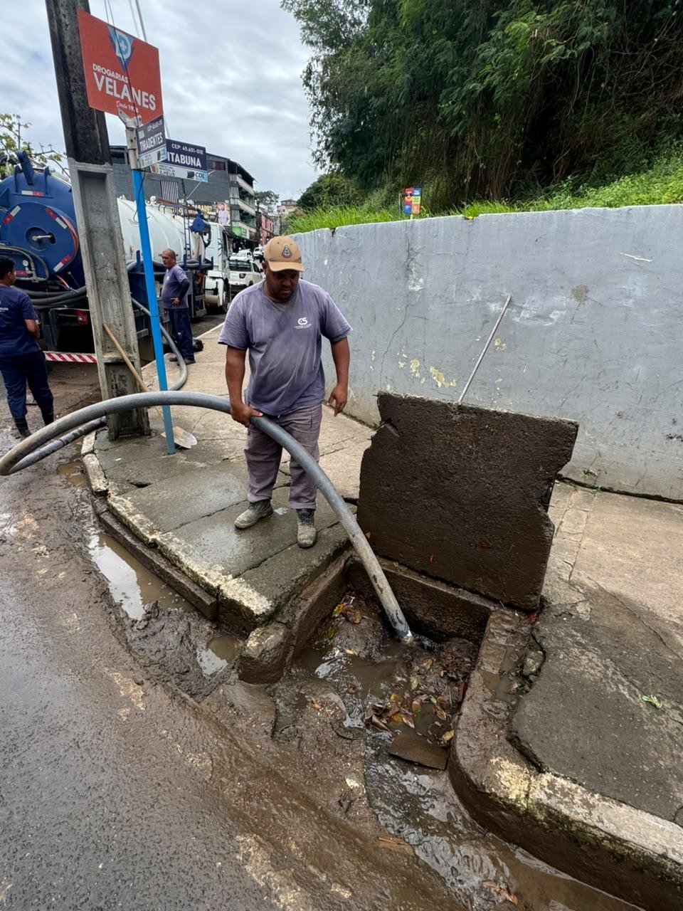 PREFEITURA DE ILHÉUS MANTÉM LIMPEZA DE BUEIROS E REFORÇA EQUIPES DURANTE PERÍODO DE FORTES CHUVAS 