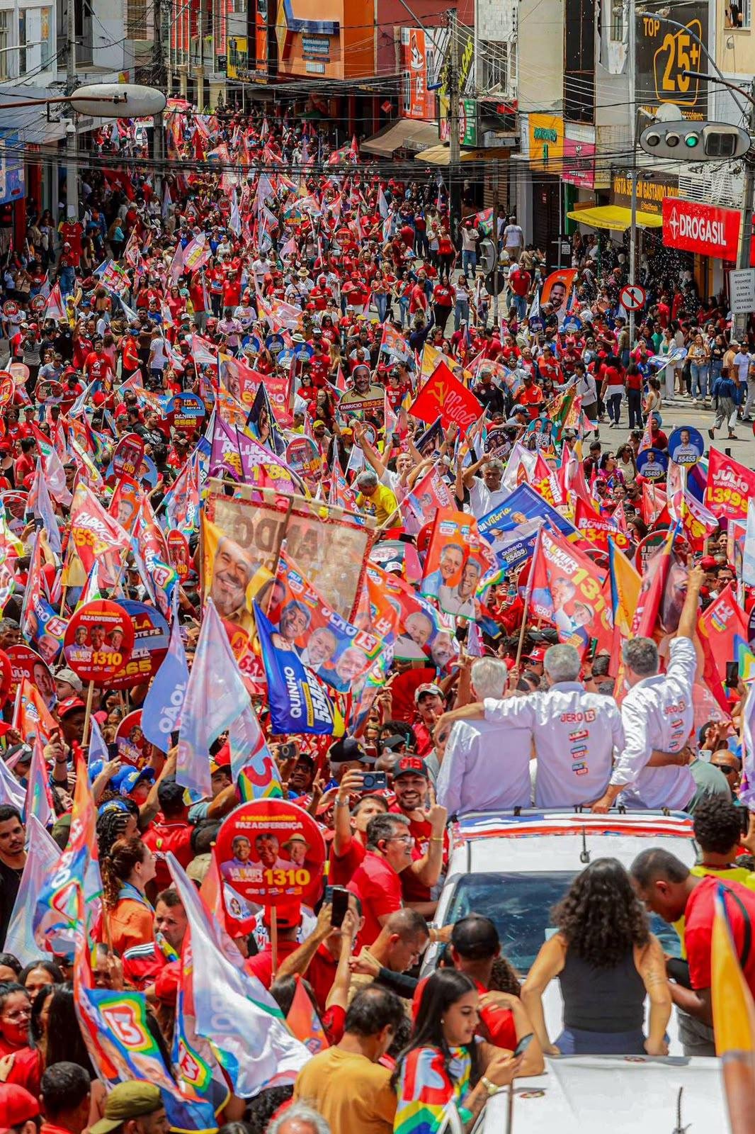 JERÔNIMO FAZ CAMINHADA HISTÓRICA E REÚNE 30 MIL PESSOAS EM VITÓRIA DA CONQUISTA NA RETA FINAL DA CAMPANHA JERÔNIMO FAZ CAMINHADA HISTÓRICA E REÚNE 30 MIL PESSOAS EM VITÓRIA DA CONQUISTA NA RETA FINAL DA CAMPANHA
