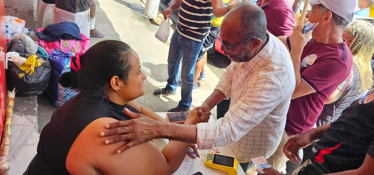 EM ITABUNA, BEBETO APRESENTA PROPOSTAS DURANTE CORPO A CORPO NA FEIRA DO CENTRO COMERCIAL EM ITABUNA, BEBETO APRESENTA PROPOSTAS DURANTE CORPO A CORPO NA FEIRA DO CENTRO COMERCIAL