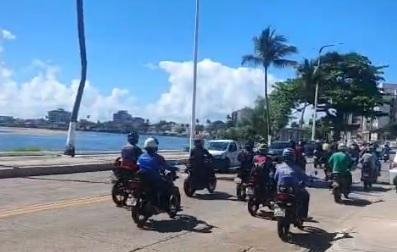 MOTORISTAS E MOTOBOYS POR APLICATIVO REALIZAM MOBILIZAÇÃO E OCUPAM PONTE LOMANTO JÚNIOR, EM ILHÉUS MOTORISTAS E MOTOBOYS POR APLICATIVO REALIZAM MOBILIZAÇÃO E OCUPAM PONTE LOMANTO JÚNIOR, EM ILHÉUS