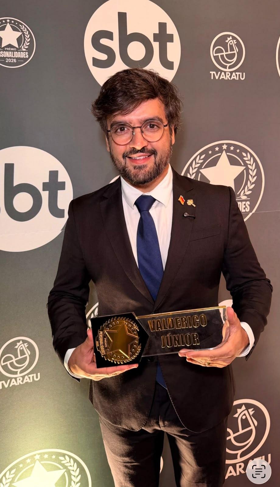 VALDERICO JUNIOR RECEBE PRÊMIO PERSONALIDADES DA TV ARATU POR TRABALHO À FRENTE DE ILHÉUS VALDERICO JUNIOR RECEBE PRÊMIO PERSONALIDADES DA TV ARATU POR TRABALHO À FRENTE DE ILHÉUS