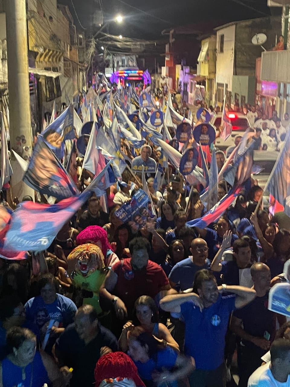 MULTIDÃO ACOMPANHA VALDERICO EM ATO DO TIME DE ACM NETO E LOTA AVENIDA PRINCESA ISABEL A 10 DIAS DAS ELEIÇÕES