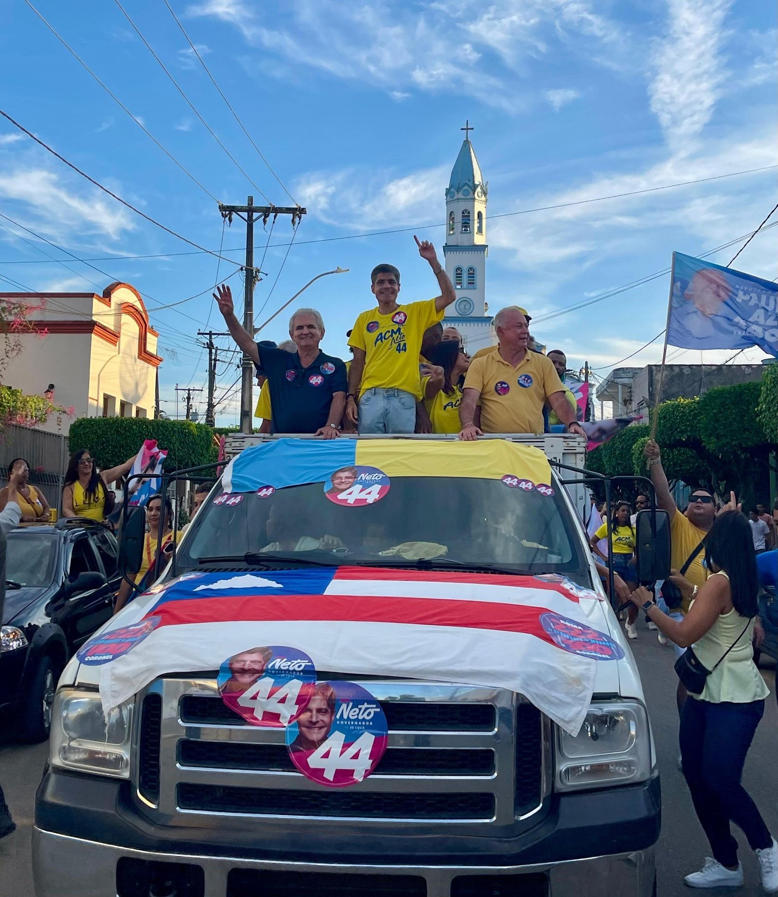 ACM NETO PERCORRE TRÊS CIDADES NO SUL DA BAHIA NO MESMO DIA E PROJETA GRANDE FESTA EM ILHÉUS NA VÉSPERA DA ELEIÇÃO: 
