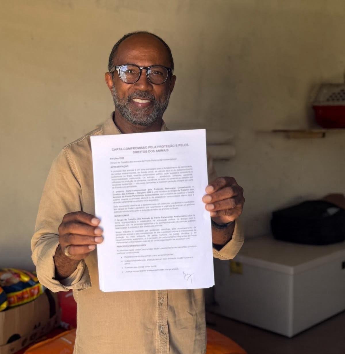 CANDIDATO A DEPUTADO FEDERAL, BEBETO ASSINA CARTA-COMPROMISSO PELA DEFESA DA CAUSA ANIMAL CANDIDATO A DEPUTADO FEDERAL, BEBETO ASSINA CARTA-COMPROMISSO PELA DEFESA DA CAUSA ANIMAL
