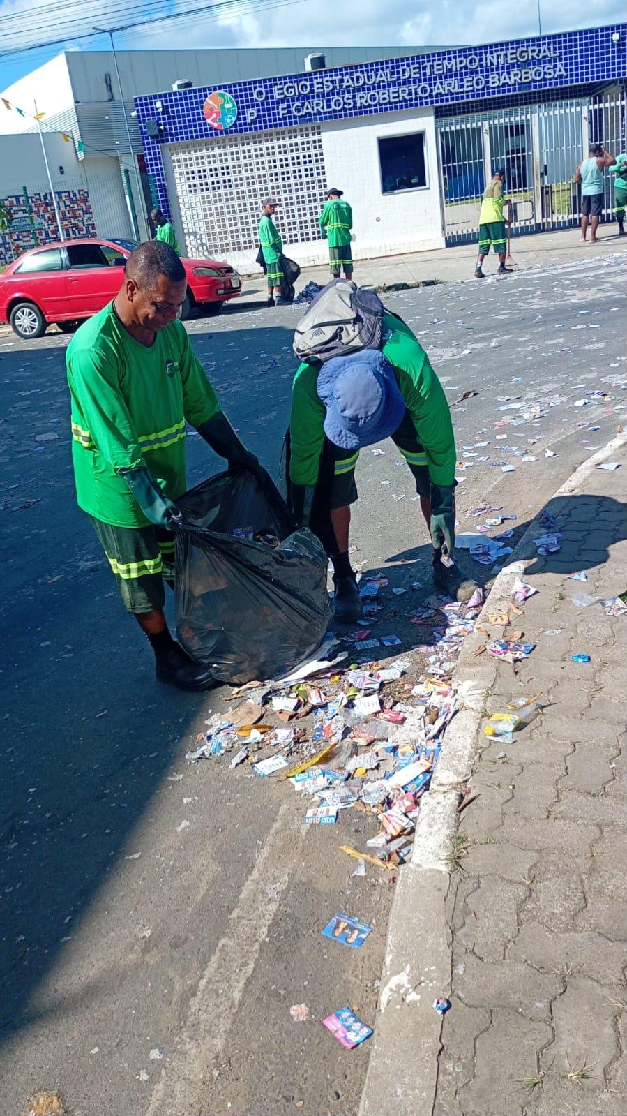 SERVIÇOS URBANOS ATUAM NA LIMPEZA DE ILHÉUS APÓS O FIM DAS ELEIÇÕES SERVIÇOS URBANOS ATUAM NA LIMPEZA DE ILHÉUS APÓS O FIM DAS ELEIÇÕES