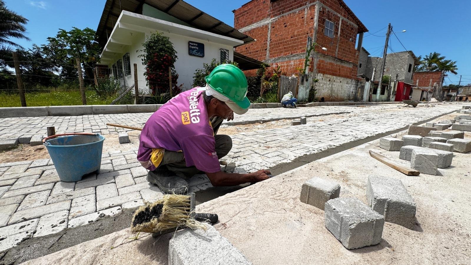 SEINFRA UTILIZA PAVIMENTO INTERTRAVADO EM RUAS DA PONTA DA TULHA 