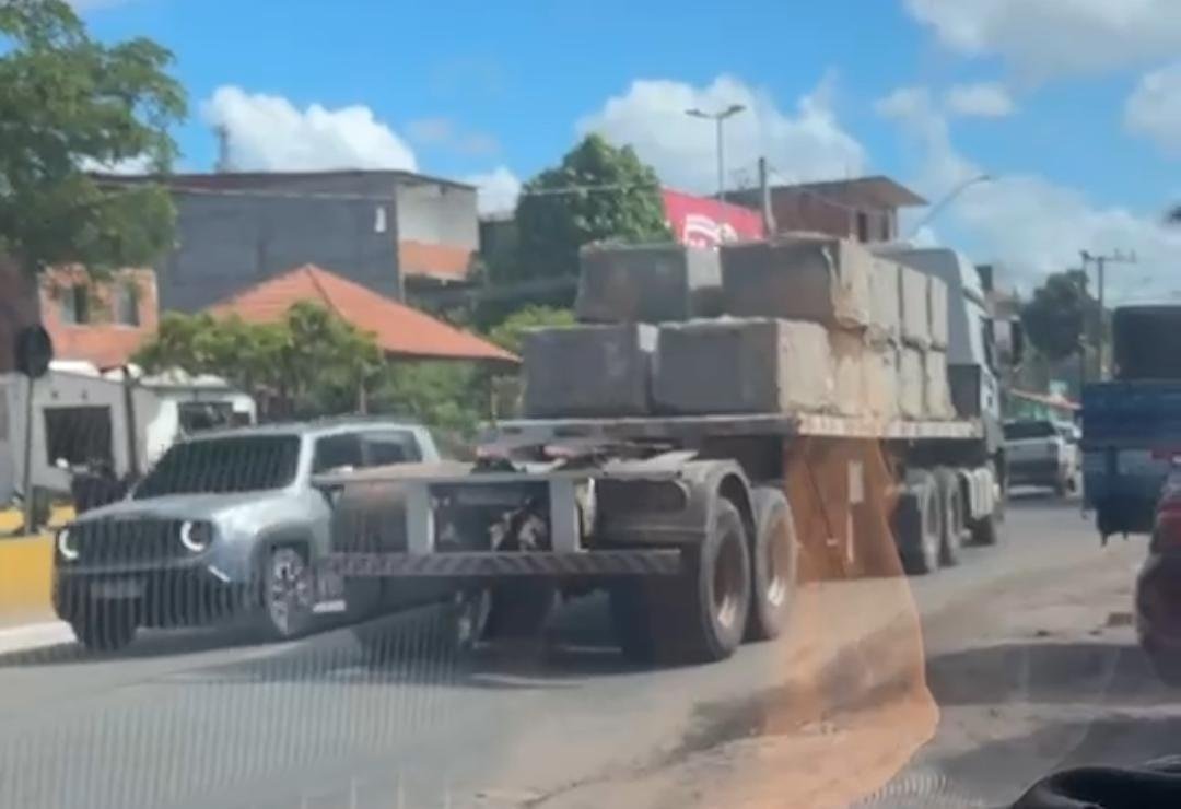 CARRETA COM PISO DO CONDOMÍNIO SOBERANO É VISTA EM DEPÓSITO NO BAIRRO NOSSA SENHORA DA VITÓRIA, EM ILHÉUS