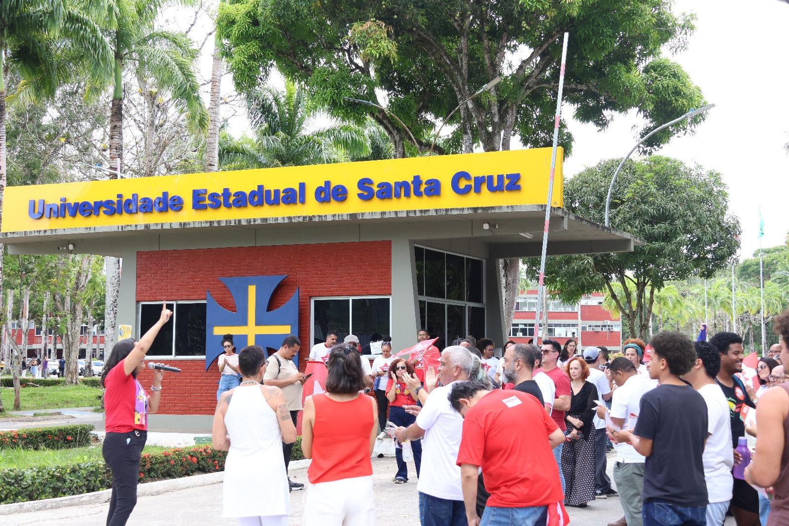 ATO NA UESC REÚNE COMUNIDADE ACADÊMICA EM DEFESA DA SOBERANIA NACIONAL E DA UNIVERSIDADE PÚBLICA
