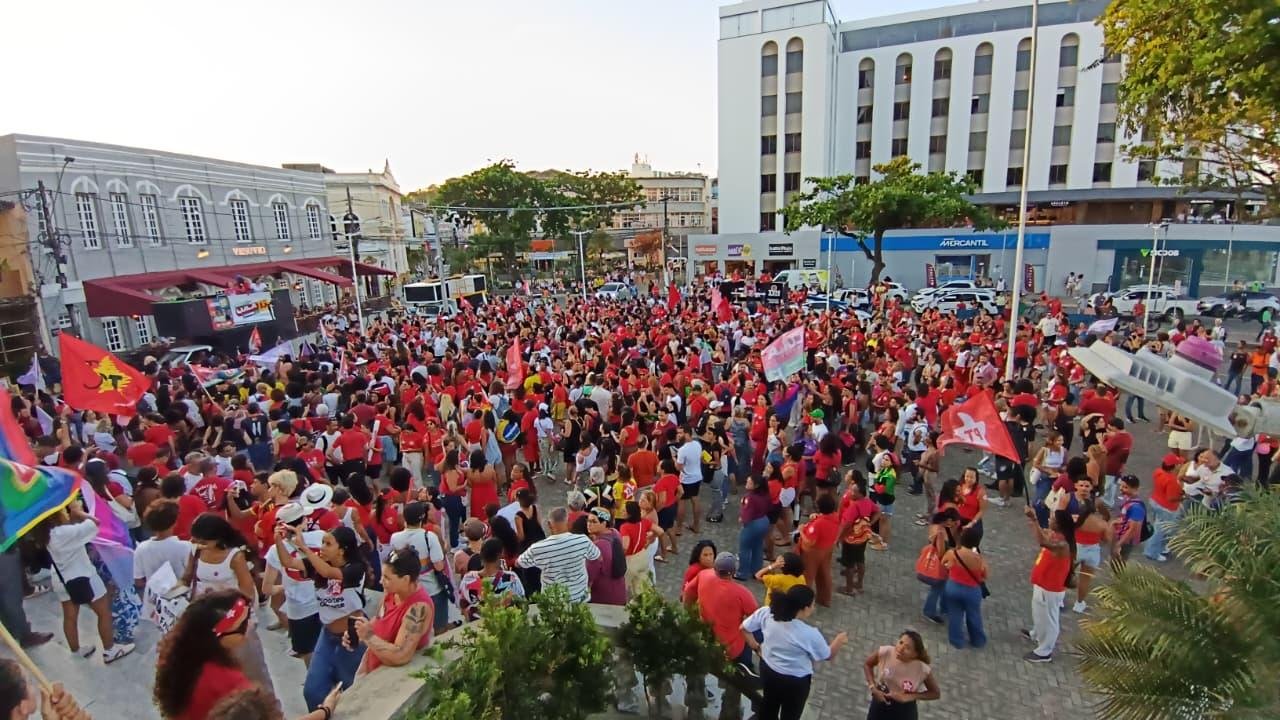 MAIS DE 2 MIL PESSOAS TOMAM AS RUAS DE ILHÉUS EM ATO DE APOIO A LULA