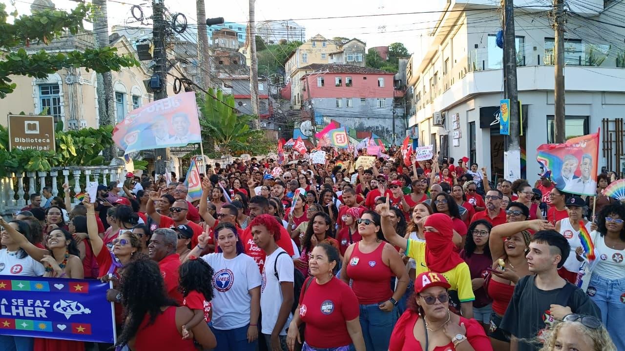 MAIS DE 2 MIL PESSOAS TOMAM AS RUAS DE ILHÉUS EM ATO DE APOIO A LULA