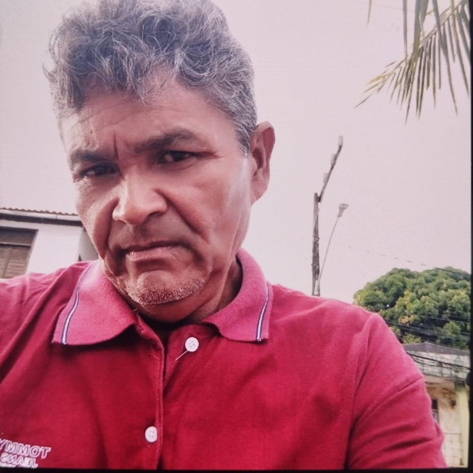 PEDREIRO MORRE APÓS SER AGREDIDO POR CINCO HOMENS NO DIA DA ELEIÇÃO; ELE USAVA CAMISA VERDE COM ADESIVO DO NÚMERO 13 PEDREIRO MORRE APÓS SER AGREDIDO POR CINCO HOMENS NO DIA DA ELEIÇÃO; ELE USAVA CAMISA VERDE COM ADESIVO DO NÚMERO 13