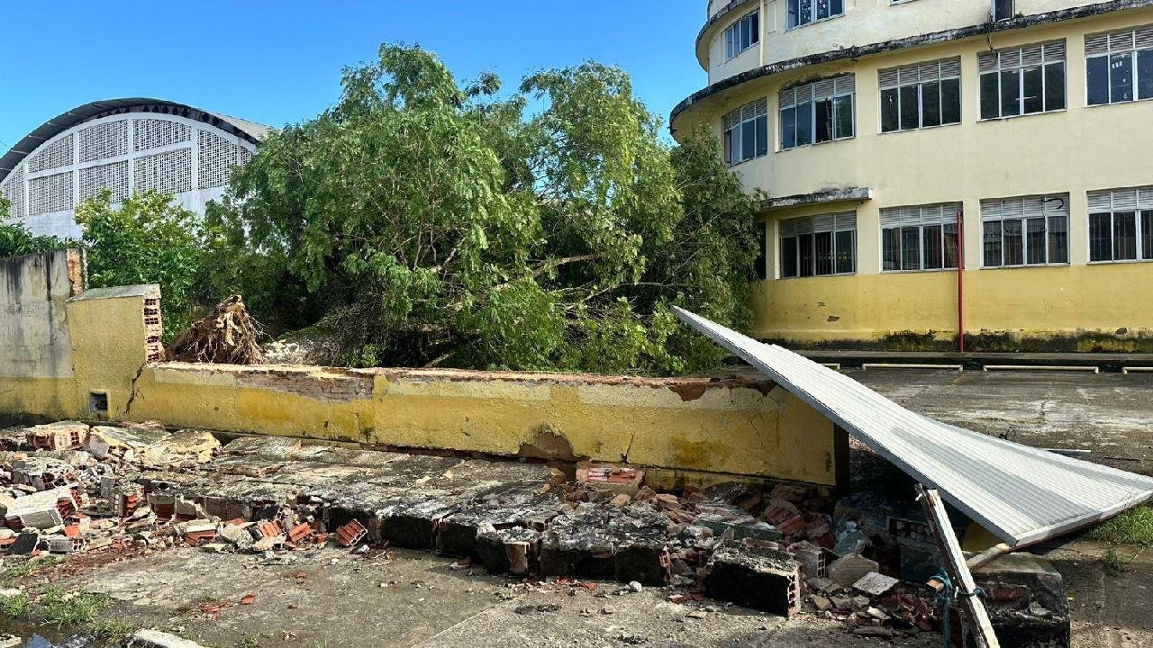 PREFEITURA DE ILHÉUS AFIRMA QUE AULAS VÃO SEGUIRNORMALMENTE NA PRÓXIMA SEGUNDA-FEIRA, 19, NO IME, APÓS DESABAMENTO DE MURO