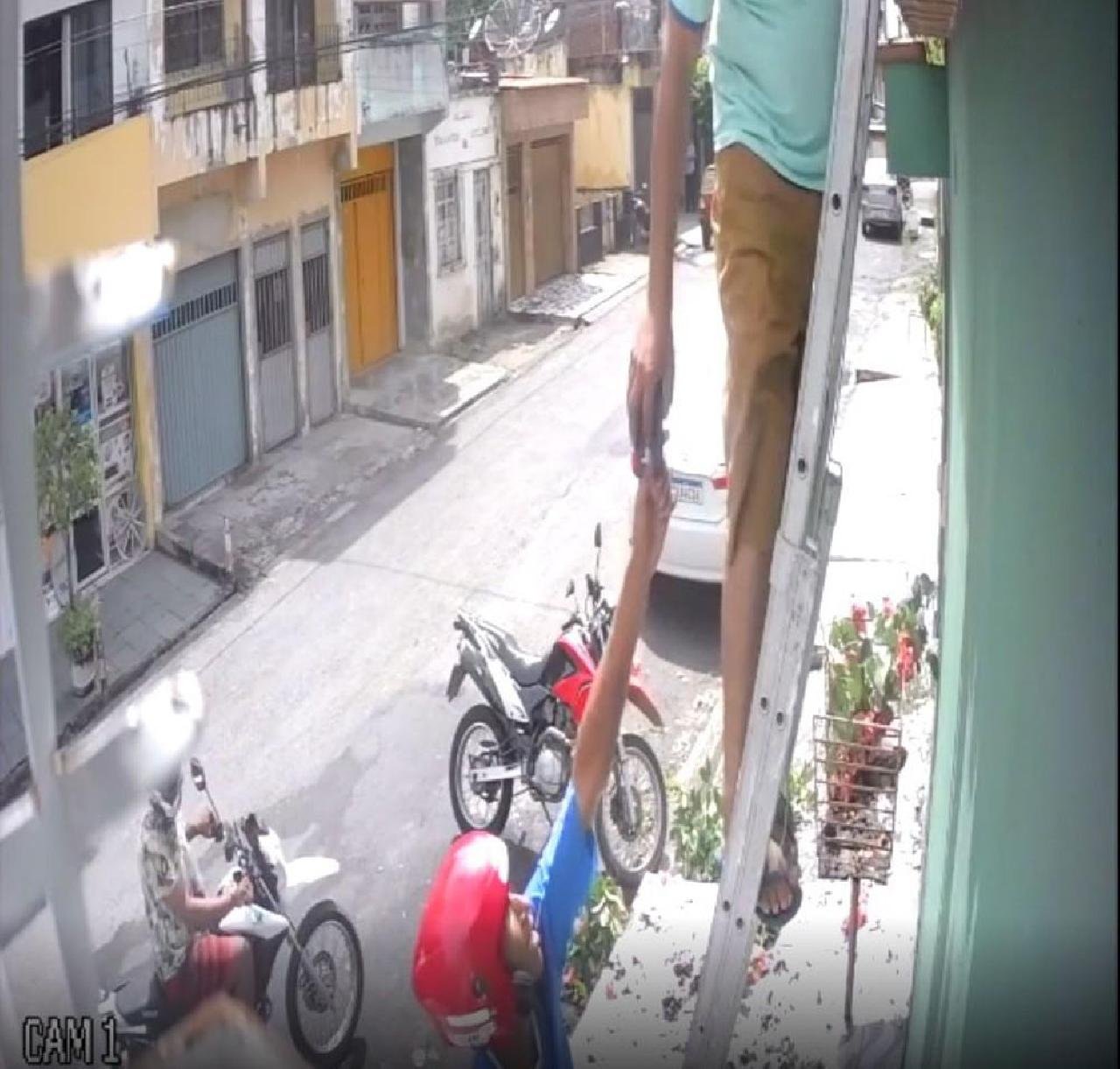 VÍDEO: DUPLA ROUBA HOMEM ENQUANTO VÍTIMA INSTALAVA CÂMERA DE SEGURANÇA EM ITABUNA VÍDEO: DUPLA ROUBA HOMEM ENQUANTO VÍTIMA INSTALAVA CÂMERA DE SEGURANÇA EM ITABUNA