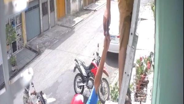 VÍDEO: DUPLA ROUBA HOMEM ENQUANTO VÍTIMA INSTALAVA CÂMERA DE SEGURANÇA EM ITABUNA