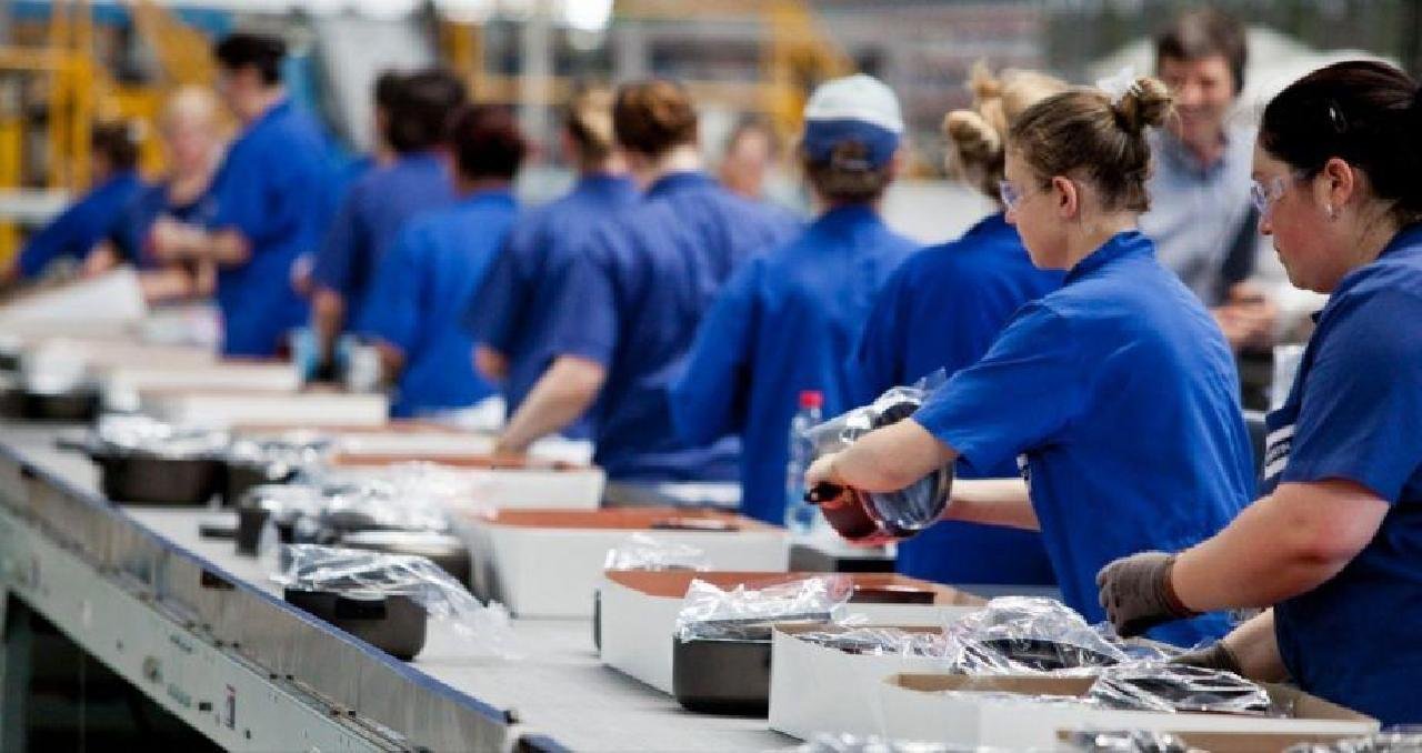MUNDO SENAI APROXIMA JOVENS DAS PROFISSÕES INDUSTRIAIS MUNDO SENAI APROXIMA JOVENS DAS PROFISSÕES INDUSTRIAIS