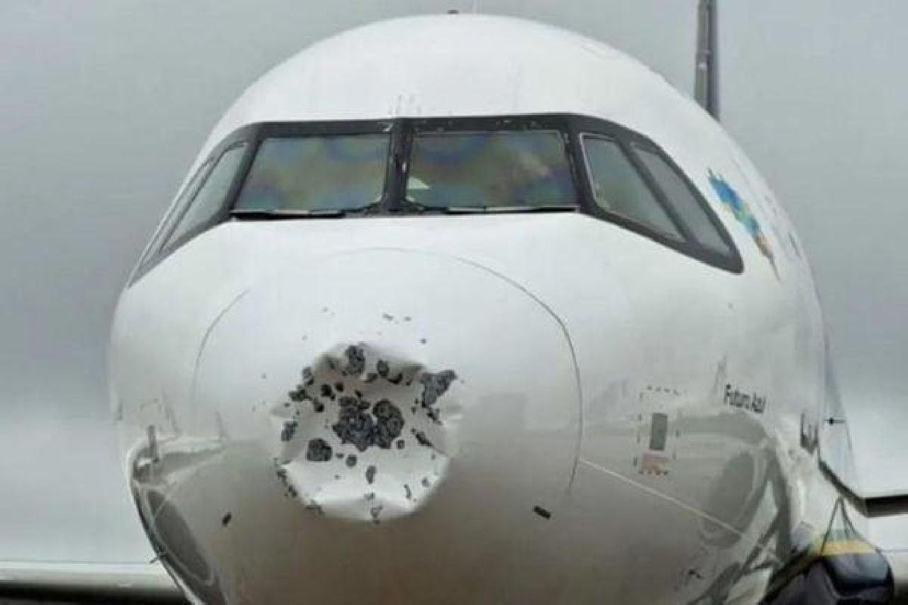AVIÃO QUE DECOLOU DE ILHÉUS É DANIFICADO APÓS SER ATINGIDO POR TEMPESTADE AVIÃO QUE DECOLOU DE ILHÉUS É DANIFICADO APÓS SER ATINGIDO POR TEMPESTADE