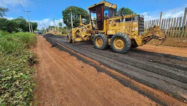 ESTRADA QUE DÁ ACESSO AO DISTRITO DE COUTOS RECEBE MELHORIAS COM APLICAÇÃO DE MATERIAL FRESADO