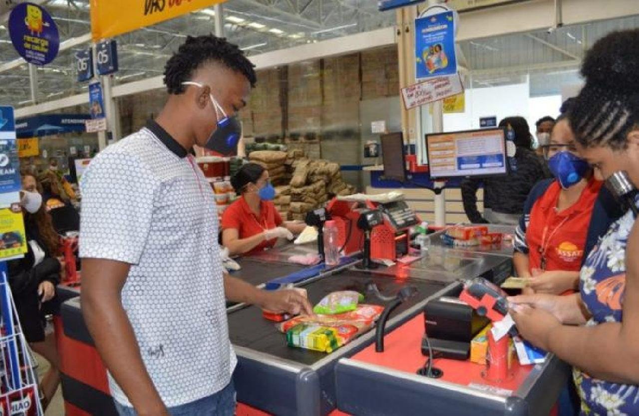 ESTUDANTES DA REDE ESTADUAL RECEBEM TERCEIRA PARCELA DO VALE-ALIMENTAÇÃO ESTUDANTES DA REDE ESTADUAL RECEBEM TERCEIRA PARCELA DO VALE-ALIMENTAÇÃO