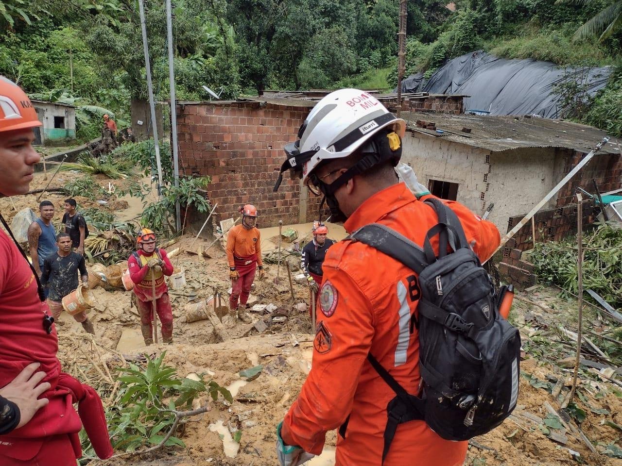 CORPO DE BOMBEIROS DA BAHIA BUSCA DESAPARECIDOS NAS ENCHENTES DE PERNAMBUCO CORPO DE BOMBEIROS DA BAHIA BUSCA DESAPARECIDOS NAS ENCHENTES DE PERNAMBUCO