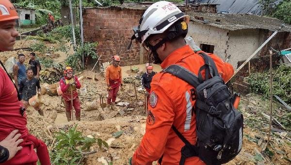 CORPO DE BOMBEIROS DA BAHIA BUSCA DESAPARECIDOS NAS ENCHENTES DE PERNAMBUCO