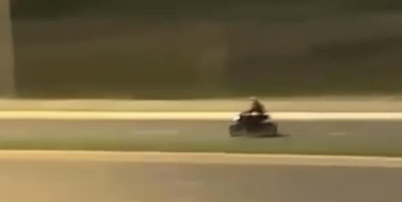 VÍDEO: MOTORISTAS TRAFEGAM COM ATÉ 200KM POR HORA E GERAM PERIGO EM ILHÉUS VÍDEO: MOTORISTAS TRAFEGAM COM ATÉ 200KM POR HORA E GERAM PERIGO EM ILHÉUS