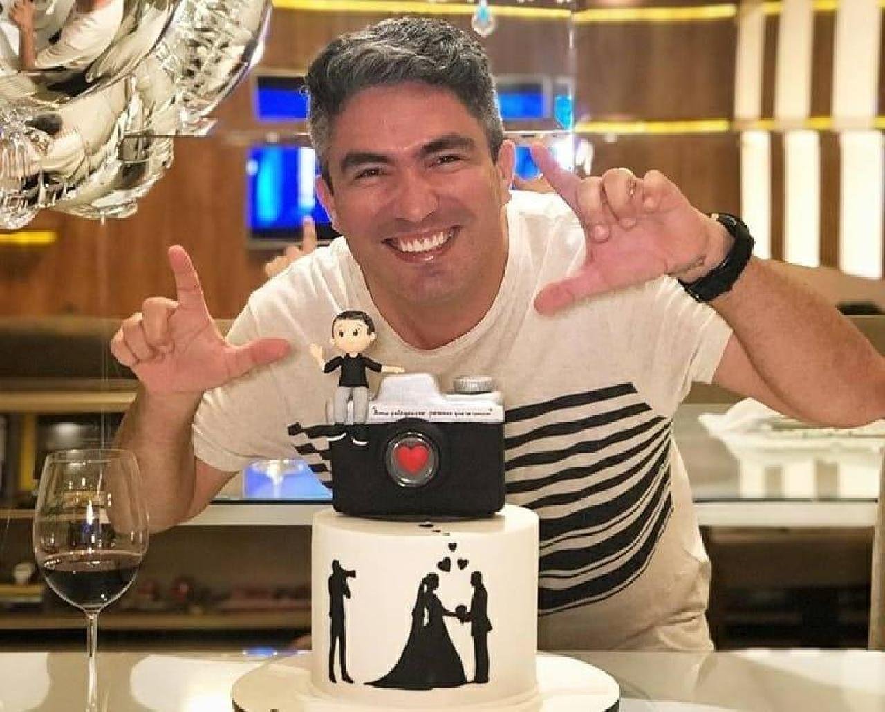 TAIRONNY EXPLICA O SEGREDO DO SEU SUCESSO: “VIVO O MOMENTO JUNTO COM O CASAL” TAIRONNY EXPLICA O SEGREDO DO SEU SUCESSO: “VIVO O MOMENTO JUNTO COM O CASAL”