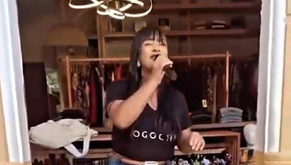 VENDEDORA VIRA SENSAÇÃO AO CANTAR 'VERDADEIRO AMOR' NO CALÇADÃO DE ILHÉUS: "NOVA VALQUÍRIA DO BRASIL"