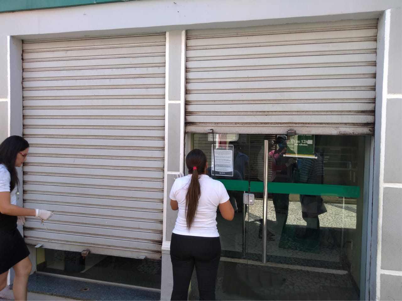 ESTABELECIMENTOS COMERCIAIS SÃO FISCALIZADOS PARA GARANTIR O CUMPRIMENTO DOS DECRETOS ESTABELECIMENTOS COMERCIAIS SÃO FISCALIZADOS PARA GARANTIR O CUMPRIMENTO DOS DECRETOS
