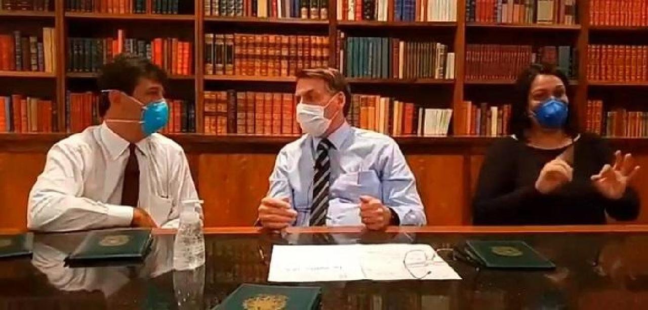 SOB SUSPEITA DE CORONAVÍRUS, BOLSONARO USA MÁSCARA E RECOMENDA QUE NINGUÉM VÁ AOS PROTESTOS SOB SUSPEITA DE CORONAVÍRUS, BOLSONARO USA MÁSCARA E RECOMENDA QUE NINGUÉM VÁ AOS PROTESTOS