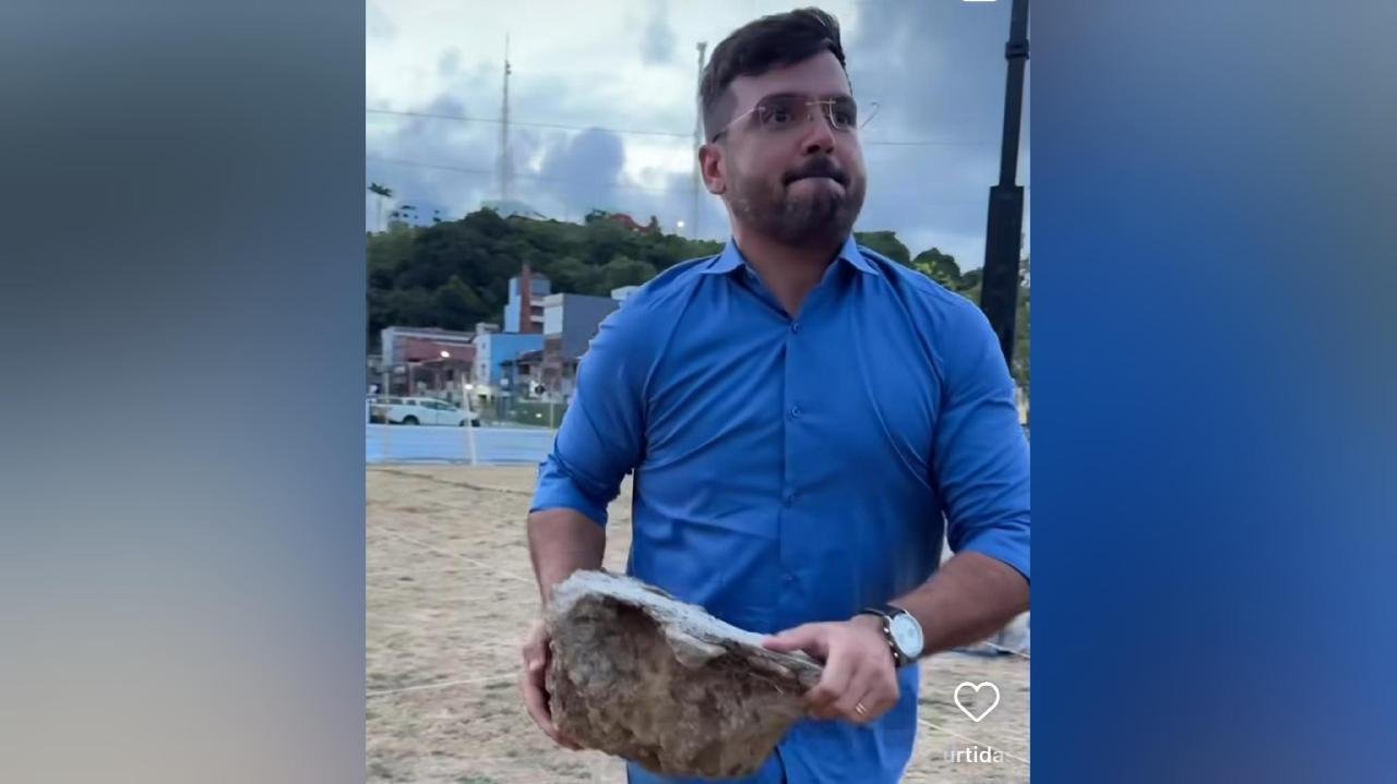 VALDERICO JÚNIOR CARREGA PEDRA E FALA EM DOAÇÃO DA PRAÇA CAIRÚ VALDERICO JÚNIOR CARREGA PEDRA E FALA EM DOAÇÃO DA PRAÇA CAIRÚ
