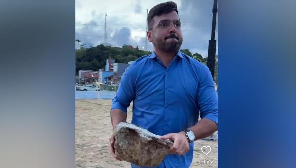 VALDERICO JÚNIOR CARREGA PEDRA E FALA EM DOAÇÃO DA PRAÇA CAIRÚ 