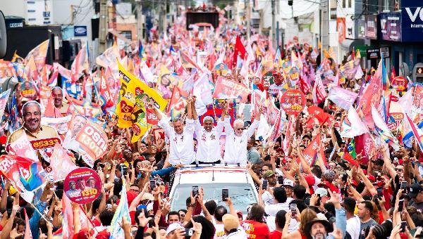 JERÔNIMO FAZ CAMINHADA HISTÓRICA E REÚNE 30 MIL PESSOAS EM VITÓRIA DA CONQUISTA NA RETA FINAL DA CAMPANHA