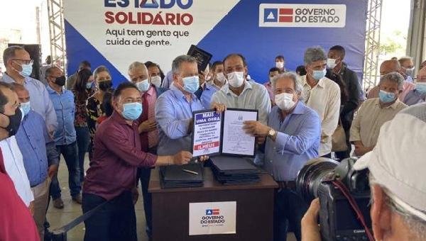 ILHÉUS: PREFEITO ASSINA CONVÊNIO COM ESTADO PARA PAVIMENTAÇÃO E DRENAGEM DE RUAS 