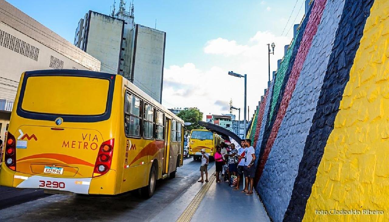 ATIVIDADES DO COMÉRCIO E CIRCULAÇÃO DE ÔNIBUS SÃO SUSPENSAS EM ILHÉUS ATIVIDADES DO COMÉRCIO E CIRCULAÇÃO DE ÔNIBUS SÃO SUSPENSAS EM ILHÉUS