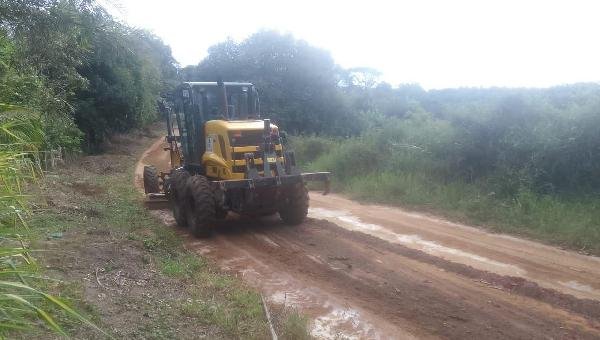 COMUNIDADES RURAIS DE COUTOS, SANTO ANTONIO E AREIA BRANCA RECEBEM MELHORIAS NAS ESTRADAS 