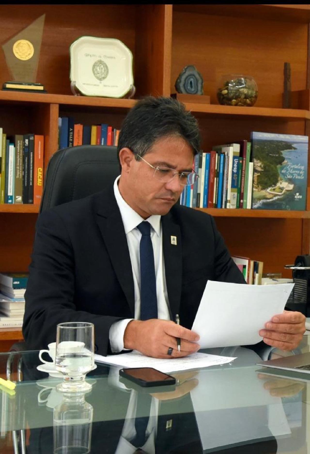 REITOR DA UESC RECEBE TÍTULO DE CIDADÃO ILHEENSE REITOR DA UESC RECEBE TÍTULO DE CIDADÃO ILHEENSE