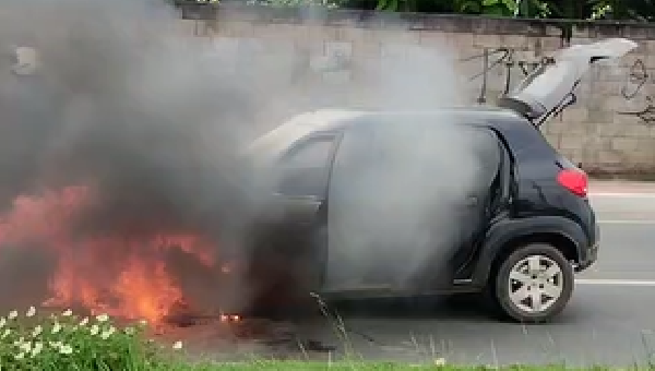 VEÍCULO PEGA FOGO NA ZONA SUL DE ILHÉUS