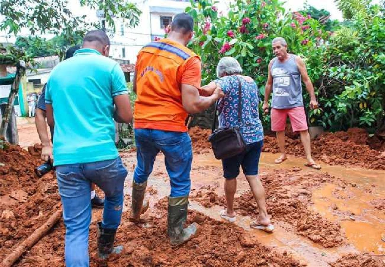 EQUIPES DA PREFEITURA DE ILHÉUS RESGATAM CASAL DE IDOSOS PRESO EM CASA DEVIDO ÁS FORTES CHUVAS EQUIPES DA PREFEITURA DE ILHÉUS RESGATAM CASAL DE IDOSOS PRESO EM CASA DEVIDO ÁS FORTES CHUVAS