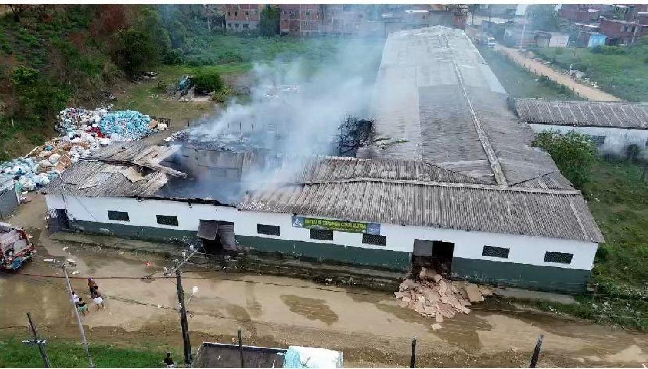 CATADORES E CATADORAS DA AACRI VÃO RECEBER CESTAS BÁSICAS APÓS INCÊNDIO EM GALPÃO CATADORES E CATADORAS DA AACRI VÃO RECEBER CESTAS BÁSICAS APÓS INCÊNDIO EM GALPÃO