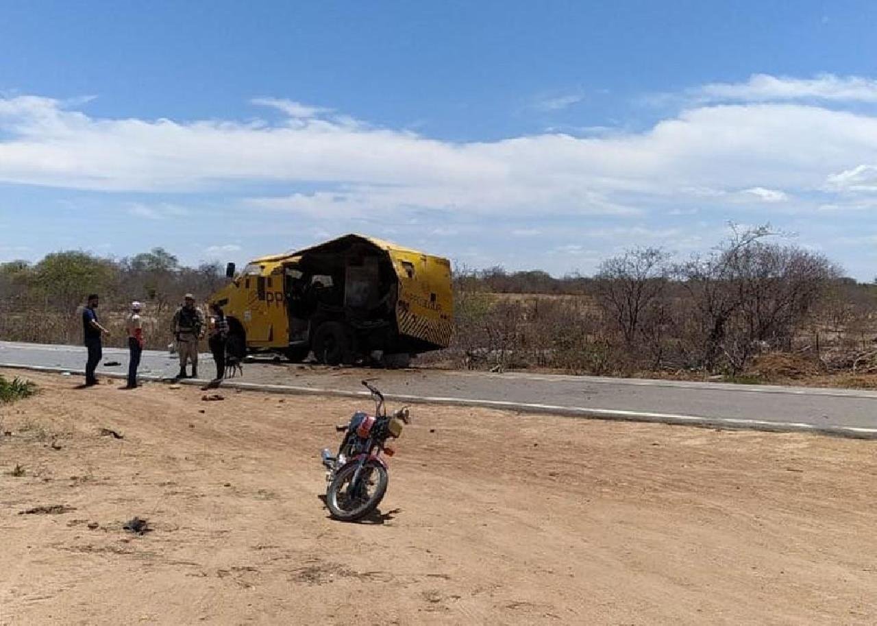 HOMENS ARMADOS EXPLODEM CARRO-FORTE NA BR 235 E ROUBAM MALOTES HOMENS ARMADOS EXPLODEM CARRO-FORTE NA BR 235 E ROUBAM MALOTES