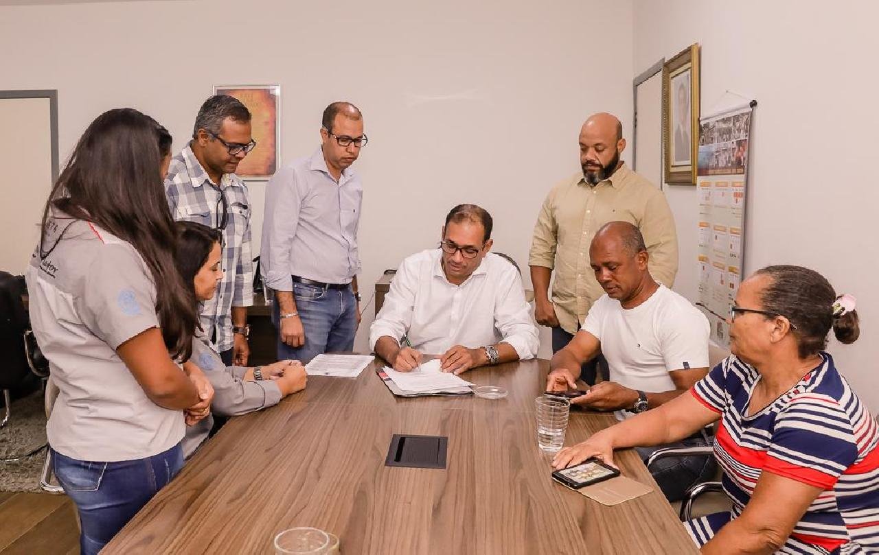 MARÃO ASSINA ORDEM DE SERVIÇO PARA ESTUDO AMBIENTAL DO ATERRO DE ITARIRI MARÃO ASSINA ORDEM DE SERVIÇO PARA ESTUDO AMBIENTAL DO ATERRO DE ITARIRI