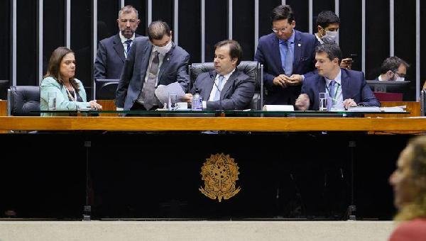 CÂMARA APROVA AUXÍLIO DE R$ 600 POR MÊS PARA TRABALHADOR INFORMAL 