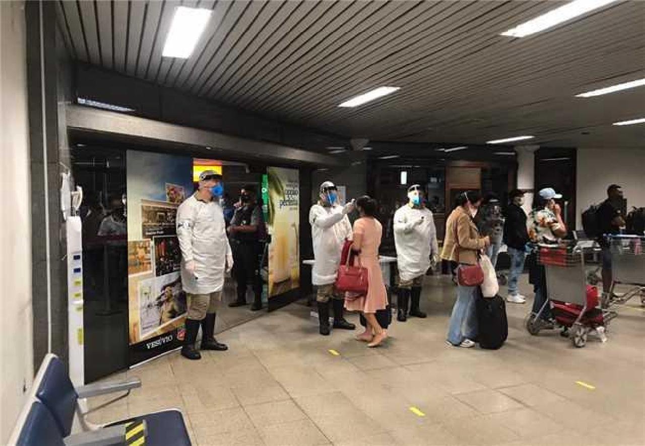 PASSAGEIROS SÃO MONITORADOS NO AEROPORTO JORGE AMADO PASSAGEIROS SÃO MONITORADOS NO AEROPORTO JORGE AMADO